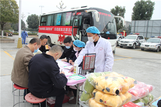 人民警察一心為民，捋袖捐血鐵血柔情——安康市公安局積極開展冬季獻(xiàn)血活動(dòng)