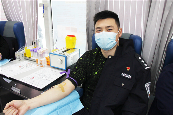 人民警察一心為民，捋袖捐血鐵血柔情——安康市公安局積極開展冬季獻(xiàn)血活動(dòng)