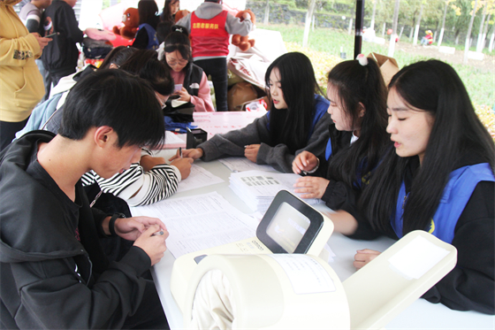 青春熱血匯聚點(diǎn)滴愛心 無(wú)私奉獻(xiàn)相約美麗校園