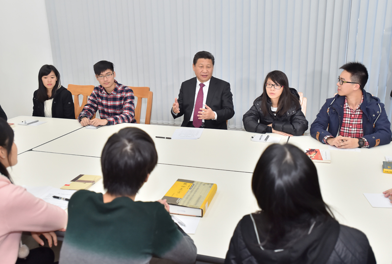 2014年12月20日，習(xí)近平主席來(lái)到澳門(mén)大學(xué)橫琴新校區(qū)考察。這是習(xí)主席在鄭裕彤住宿式書(shū)院參與學(xué)生舉辦的“中華傳統(tǒng)文化與當(dāng)代青年”主題沙龍。