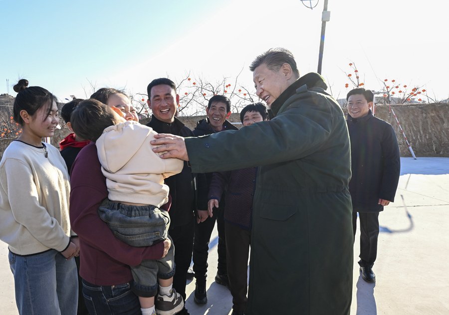 2025年1月22日至24日，中共中央總書(shū)記、國(guó)家主席、中央軍委主席習(xí)近平冒著嚴(yán)寒來(lái)到遼寧，看望慰問(wèn)基層干部群眾。這是22日下午，習(xí)近平在葫蘆島市綏中縣明水滿族鄉(xiāng)祝家溝村考察時(shí)，同村民們親切交流。新華社記者 謝環(huán)馳 攝