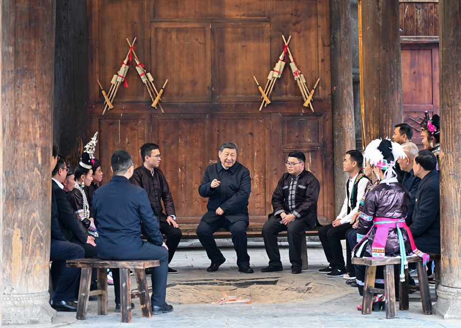 2025年3月17日至18日，中共中央總書(shū)記、國(guó)家主席、中央軍委主席習(xí)近平在貴州考察。這是17日下午，習(xí)近平在黔東南州黎平縣肇興侗寨考察時(shí)，在信團(tuán)鼓樓同村干部和村民代表圍坐在火塘邊，共話鄉(xiāng)村全面振興。新華社記者 燕雁 攝