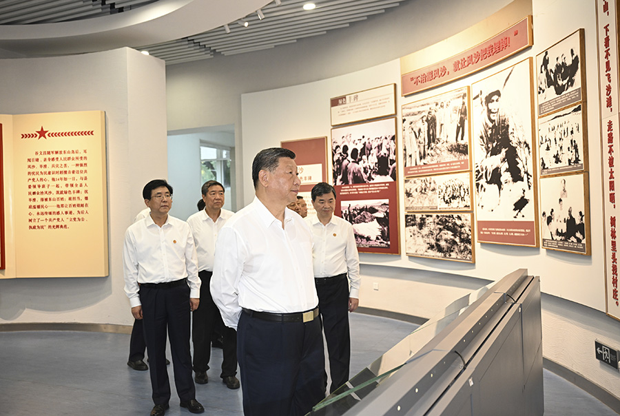 2024年10月15日至16日，中共中央總書(shū)記、國(guó)家主席、中央軍委主席習(xí)近平在福建考察。這是15日下午，習(xí)近平在漳州市東山縣谷文昌紀(jì)念館考察。新華社記者謝環(huán)馳攝