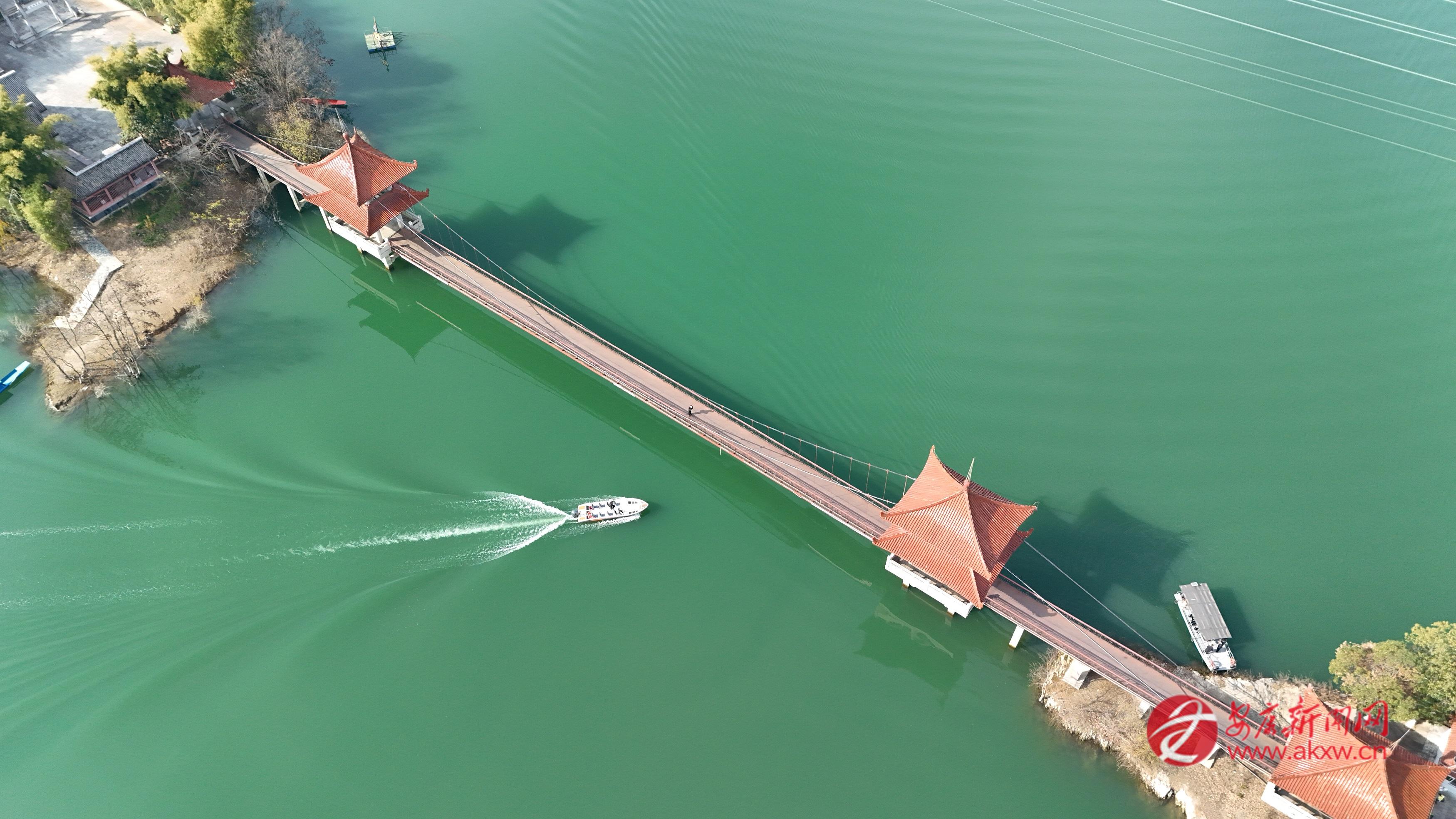 快艇穿越瀛湖旅游觀光大橋