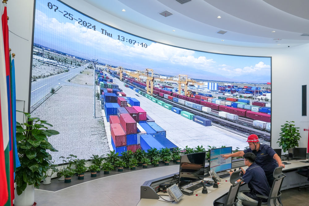 △ 在中哈（連云港）物流合作基地，工作人員通過“中哈物流場(chǎng)站”信息化跟蹤系統(tǒng)查看集裝箱運(yùn)輸情況（2024年7月25日攝）。