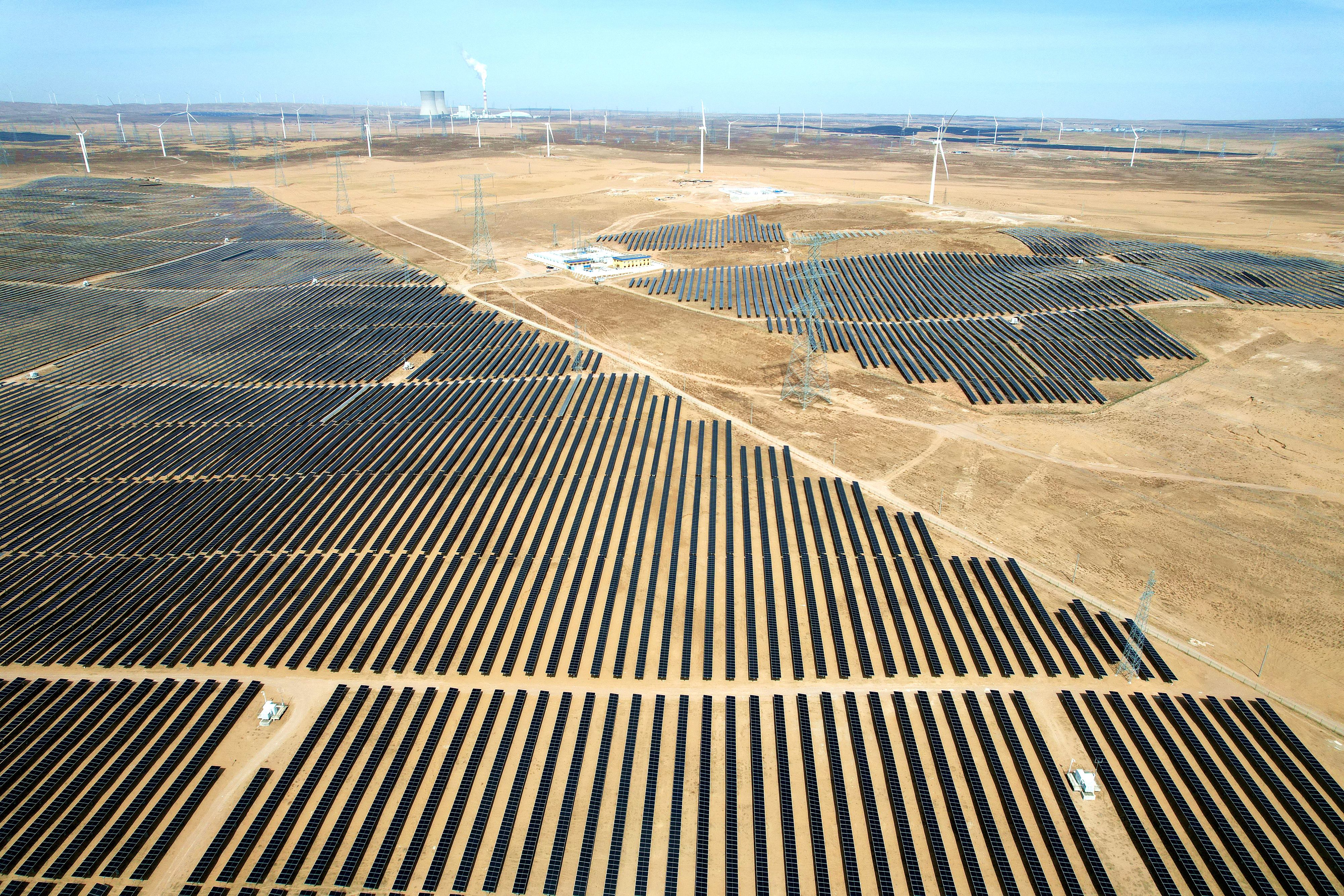 2026年3月18日，寧夏銀川，在靈武市白土崗鄉(xiāng)的一處光伏產(chǎn)業(yè)基地，成片的太陽(yáng)能光伏板匯成一片“藍(lán)色海洋”。