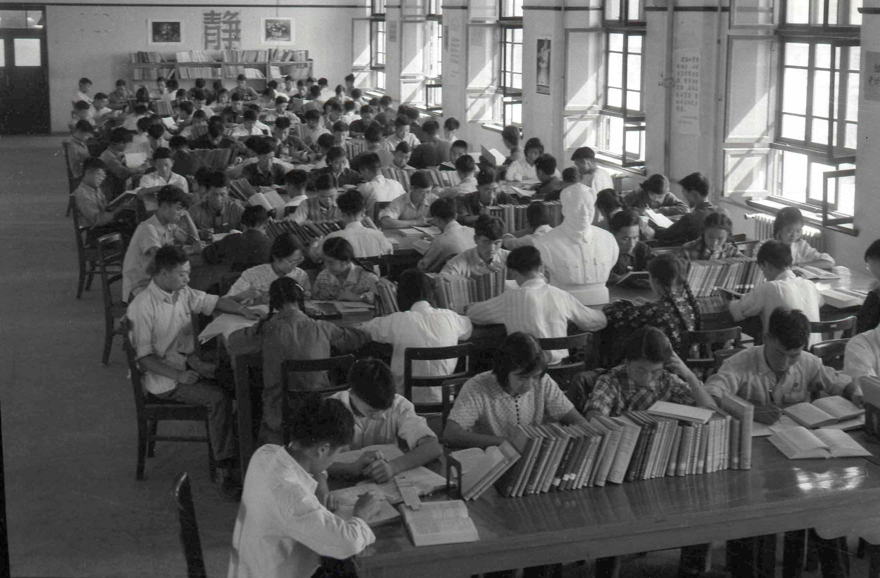 1959年，學(xué)生們在西遷后的交大校園圖書館閱覽室內(nèi)學(xué)習(xí)（資料照片）。