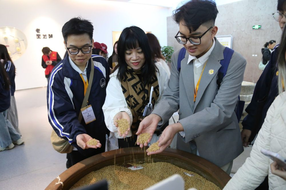 2026年3月30日，參加“紅色研學(xué)之旅”的越南青年在河北參觀新農(nóng)村建設(shè)。