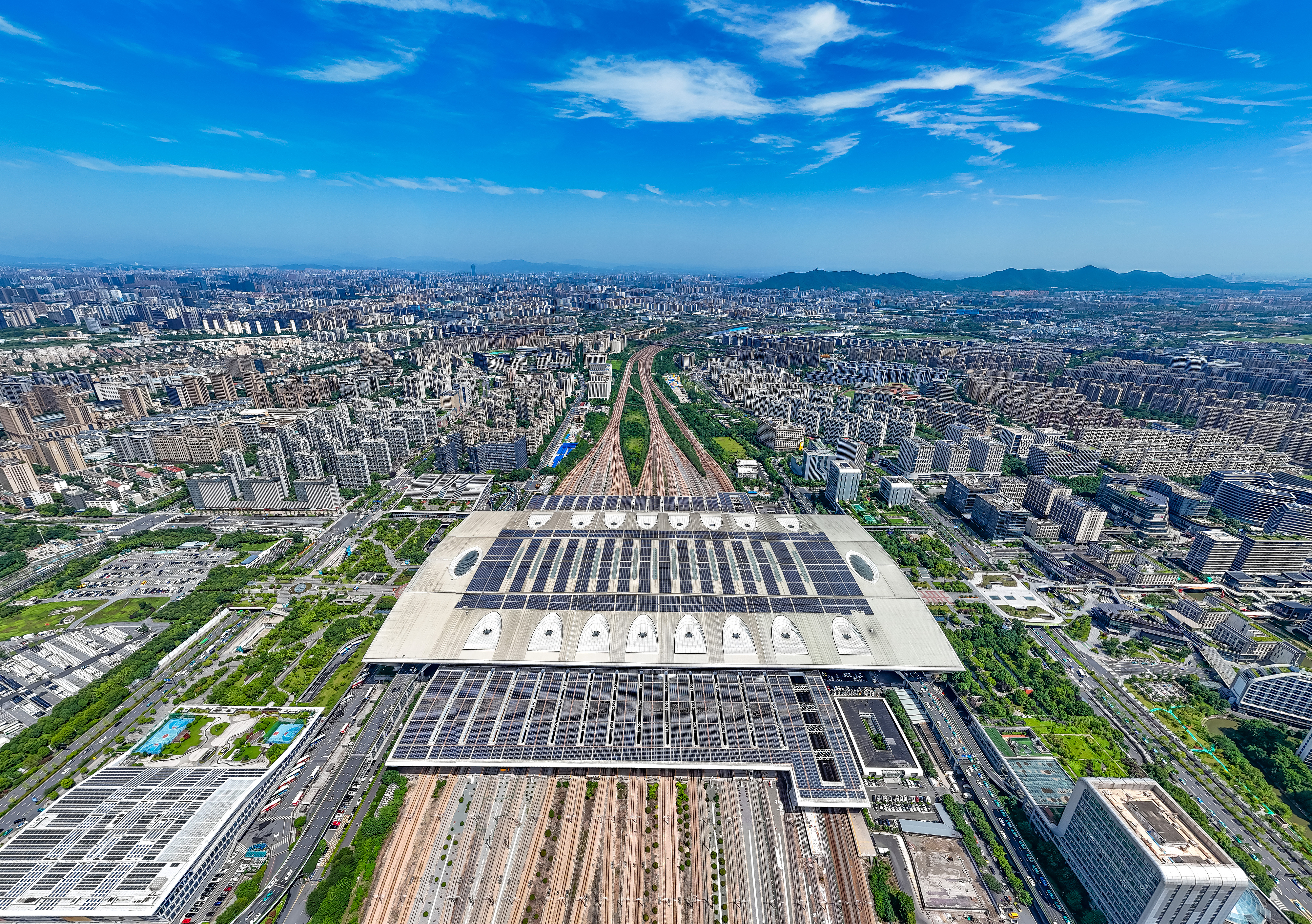 2025年10月29日，浙江杭州，航拍杭州東站站房屋頂及南北雨棚光伏發(fā)電方陣。